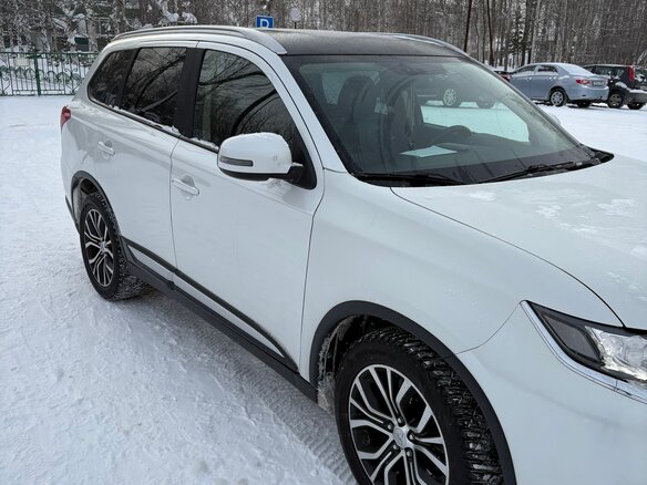 2017 Mitsubishi Outlander III Рестайлинг 2, белый, 1950000 рублей - вид 1
