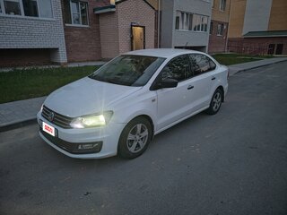 2017 Volkswagen Polo V Рестайлинг, белый, 850000 рублей, вид 2