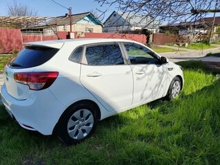 2016 Kia Rio III Рестайлинг, белый, 900000 рублей, вид 3
