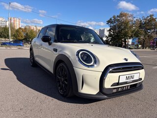 2021 Mini Hatch Cooper III (F55/F56) Рестайлинг 2, белый, 2590000 рублей, вид 1
