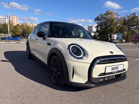 2021 Mini Hatch Cooper III (F55/F56) Рестайлинг 2, белый, 2490000 рублей, вид 1