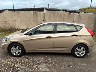 2013 Hyundai Solaris I, бежевый, 779000 рублей, вид 2