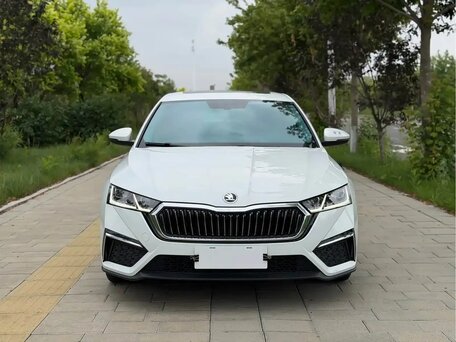 2023 Skoda Octavia IV (A8), белый, 2200000 рублей, вид 2