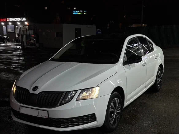2017 Skoda Octavia III (A7) Рестайлинг, белый, 650000 рублей - вид 1