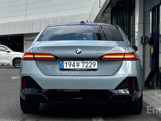 2024 BMW 5 серии 520i VIII (G60/G61/G68), голубой, 4689000 рублей, вид 3