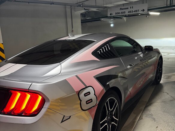 2021 Ford Mustang VI Рестайлинг, серебристый, 3000000 рублей - вид 4