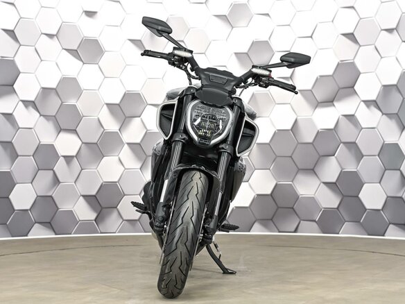2024 Ducati Diavel V4, чёрный - вид 4