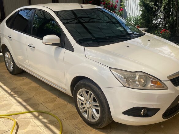 2010 Ford Focus II Рестайлинг, белый, 610000 рублей - вид 2