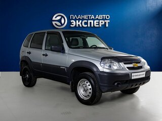 2017 Chevrolet Niva I Рестайлинг, серебристый, 700000 рублей, вид 3