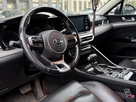 2021 Kia K5 III, чёрный, 2000000 рублей, вид 4