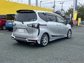 2022 Toyota Sienta II Рестайлинг, серебристый, 1086000 рублей, вид 3
