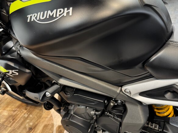2020 Triumph Street Triple, чёрный, 999000 рублей - вид 22