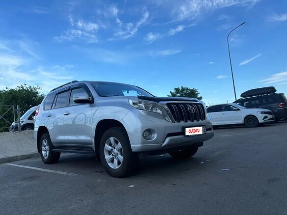 2014 Toyota Land Cruiser Prado 150 Series Рестайлинг 1, серебристый, 3150000 рублей - вид 4