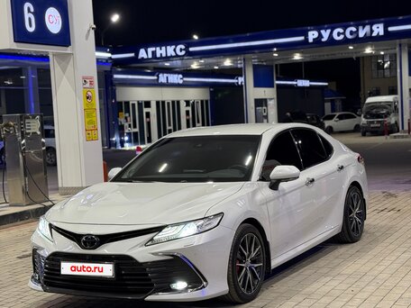 2021 Toyota Camry VIII (XV70) Рестайлинг, белый, 3660000 рублей, вид 3