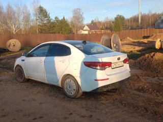 2015 Kia Rio III Рестайлинг, белый, 450000 рублей, вид 4
