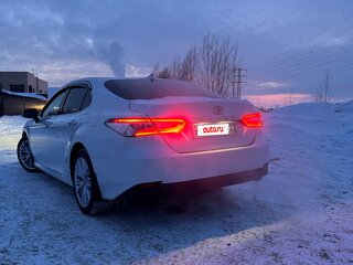 2020 Toyota Camry VIII (XV70), белый, 3490000 рублей, вид 3