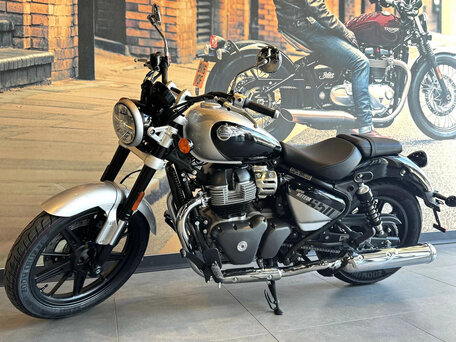 2026 Royal Enfield Super Meteor, серый, 773000 рублей, вид 2