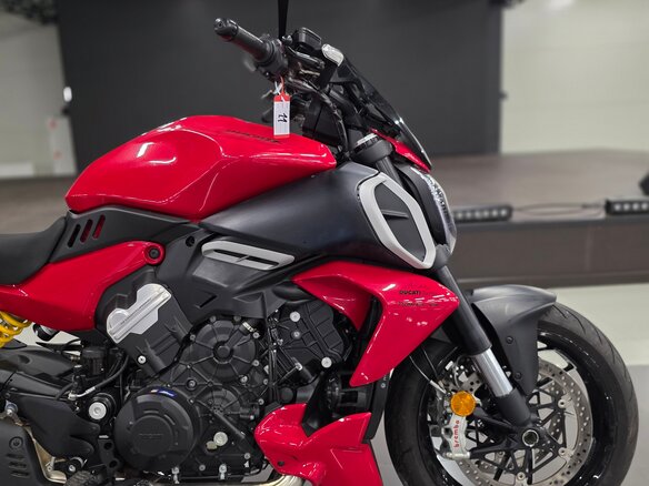 2022 Ducati Diavel V4, красный, 2349000 рублей - вид 4
