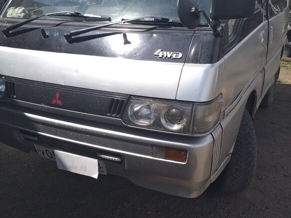1993 Mitsubishi Delica III, серебристый, 675000 рублей - вид 1