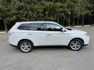 2013 Mitsubishi Outlander III, белый, 1700000 рублей, вид 3