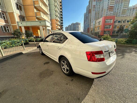 2013 Skoda Octavia III (A7), белый, 720000 рублей - вид 4