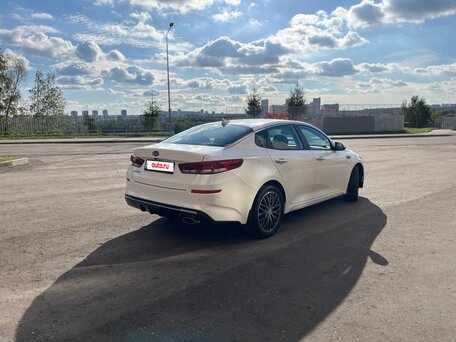 2020 Kia Optima IV Рестайлинг, белый, 1850000 рублей, вид 5