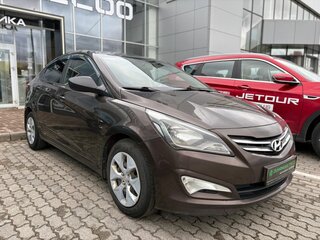 2015 Hyundai Solaris I Рестайлинг, коричневый, 985000 рублей, вид 3