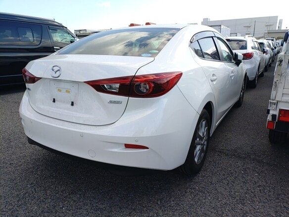 2018 Mazda Axela III Рестайлинг, белый, 1100000 рублей - вид 4