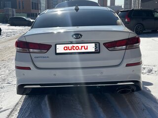 2019 Kia Optima IV Рестайлинг, белый, 2000000 рублей, вид 4