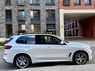 2018 BMW X5 30d IV (G05/G18), белый, 5699999 рублей, вид 4