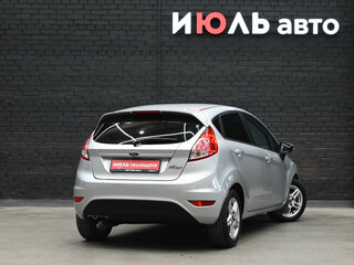 2015 Ford Fiesta Mk6 Рестайлинг, серебристый, 800000 рублей, вид 4