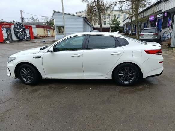 2019 Kia Optima IV Рестайлинг, белый, 1200000 рублей - вид 3