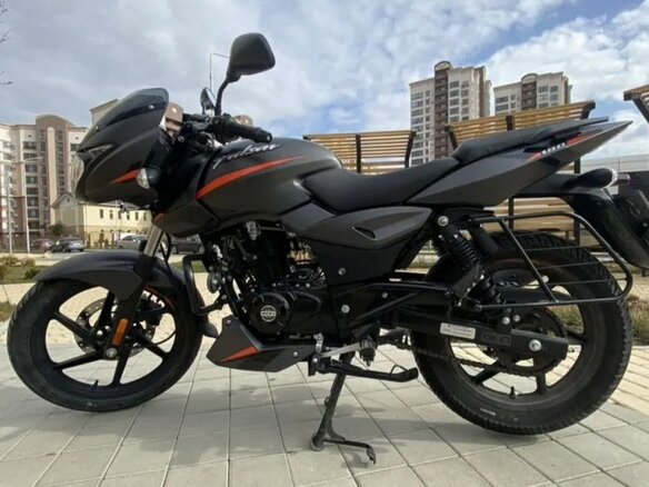 2024 Bajaj Pulsar 180, серый, 179800 рублей - вид 3
