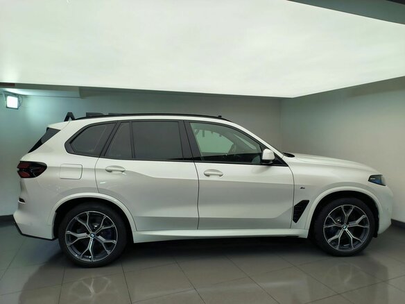 2025 BMW X5 40i IV (G05/G18) Рестайлинг, белый - вид 5
