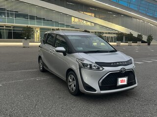 2022 Toyota Sienta II Рестайлинг, серебристый, 1430000 рублей, вид 1