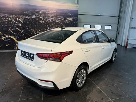 2018 Hyundai Solaris II, белый, 700000 рублей, вид 4