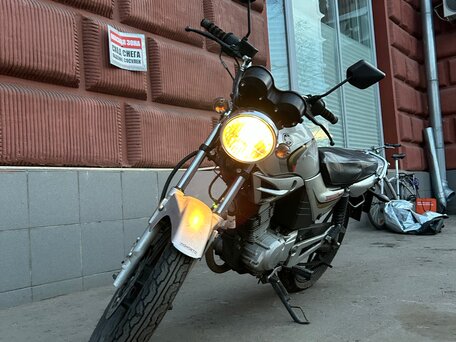 2013 Yamaha YBR125, серебристый, 135000 рублей, вид 1