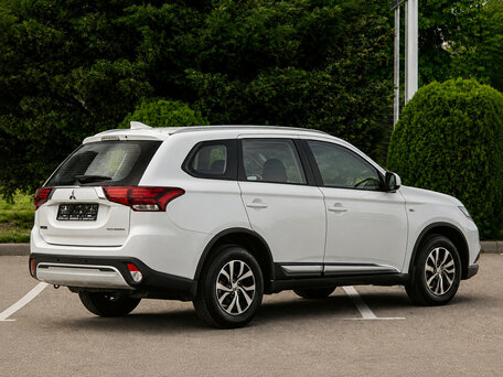 2021 Mitsubishi Outlander III Рестайлинг 3, белый, 1895000 рублей, вид 5