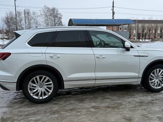 2020 Volkswagen Touareg III, белый, 5495000 рублей, вид 4