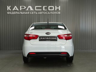 2014 Kia Rio 6-speed III, белый, 850000 рублей, вид 4