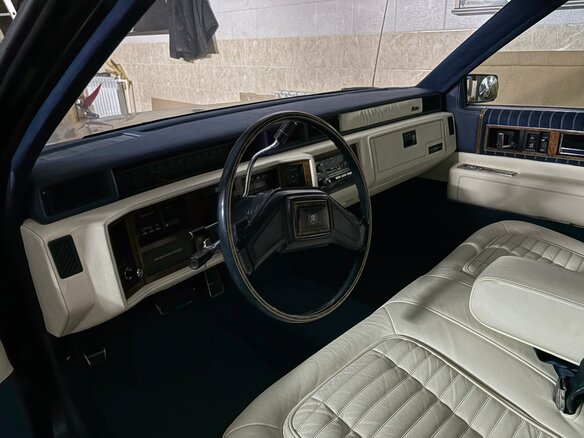 1985 Cadillac DeVille VI, чёрный, 1250000 рублей - вид 2