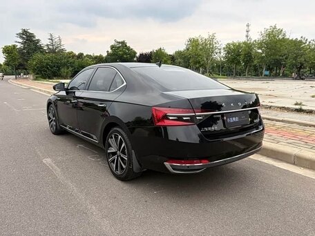 2022 Skoda Superb III Рестайлинг, чёрный, 2250000 рублей, вид 4