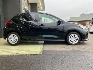 2023 Toyota Yaris IV, чёрный, 1341084 рублей, вид 3