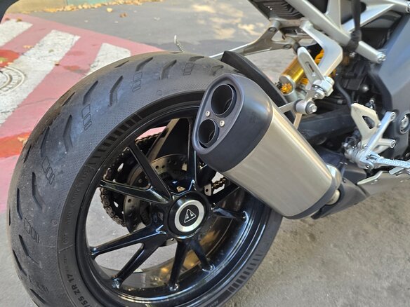 2021 Triumph Speed Triple, серый, 900000 рублей - вид 10