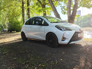 2017 Toyota Yaris III Рестайлинг 2, белый, 1520000 рублей, вид 3