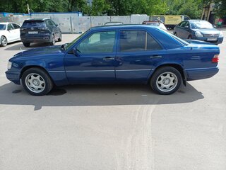 1995 Mercedes-Benz E-Класс 220 I (W124), синий, 850000 рублей, вид 4