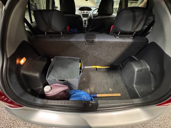 2010 Toyota Vitz II (XP90), серебристый, 515000 рублей - вид 9