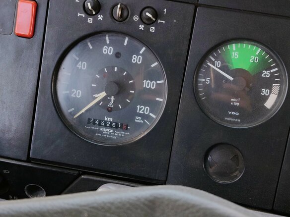 1993 Mercedes-Benz 1820, синий, 800000 рублей - вид 2