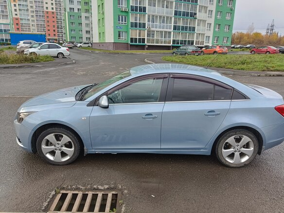 2011 Chevrolet Cruze I, серый, 745000 рублей - вид 3
