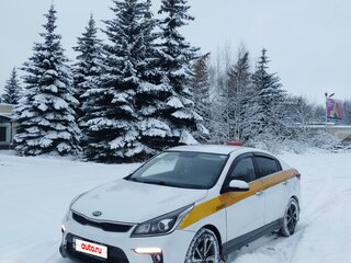 2018 Kia Rio IV, бежевый, 1040000 рублей, вид 1